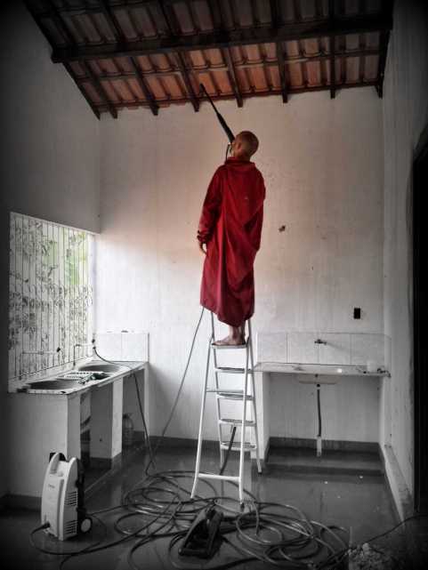 For the past few days we have been cleaning the abandoned houses on the property. Since we already have electricity we opted to use the high pressure power wash over cleaning products. Here António is cleaning the roof tiles.