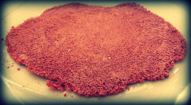 Since we moved to Abadiânia we mostly switched from bread & oats for breakfast to eating roots in various forms for breakfast. This blood red crêpe is made from tapioca flour (a starch extracted from Manioc of which the roots are consumed & it is originally native to  Northern Brazil) and in this case instead of mixing the tapioca flour with water we mixed it with beetroot juice, yet another root. The recipe: 1kg tapioca flour mixed with 600ml of liquid. The slightly wet powder is placed thinly on a hot fryingpan. The heat will melt it together and create this amazing gooey textured crêpe.