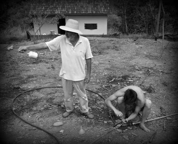 Richard (left) is explaining our increasing complexification of our water piping system while Ígor (right) connecting them.