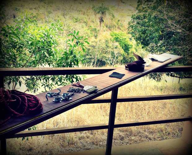 On the balcony I made a temporary workbench, at least until the wood is transformed into its original purpose of a kitchen shelf.