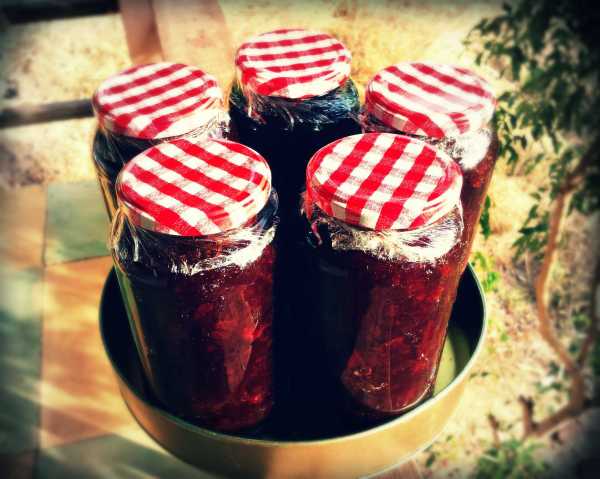 We have more jambo / rose apples than we can eat, a clear sign that it is time to start making marmalade. We mashed a few kilos of jambo, builded it with sugar, put it in sterilized jars, added a spoon of 80% rum (Austrian Stroh), lit it up for a few seconds, placed plastic rap over the jar opening, closed the Lord tights, and turned the jars upside down until they cool down. Just ť way I had learned from mom and grandma.